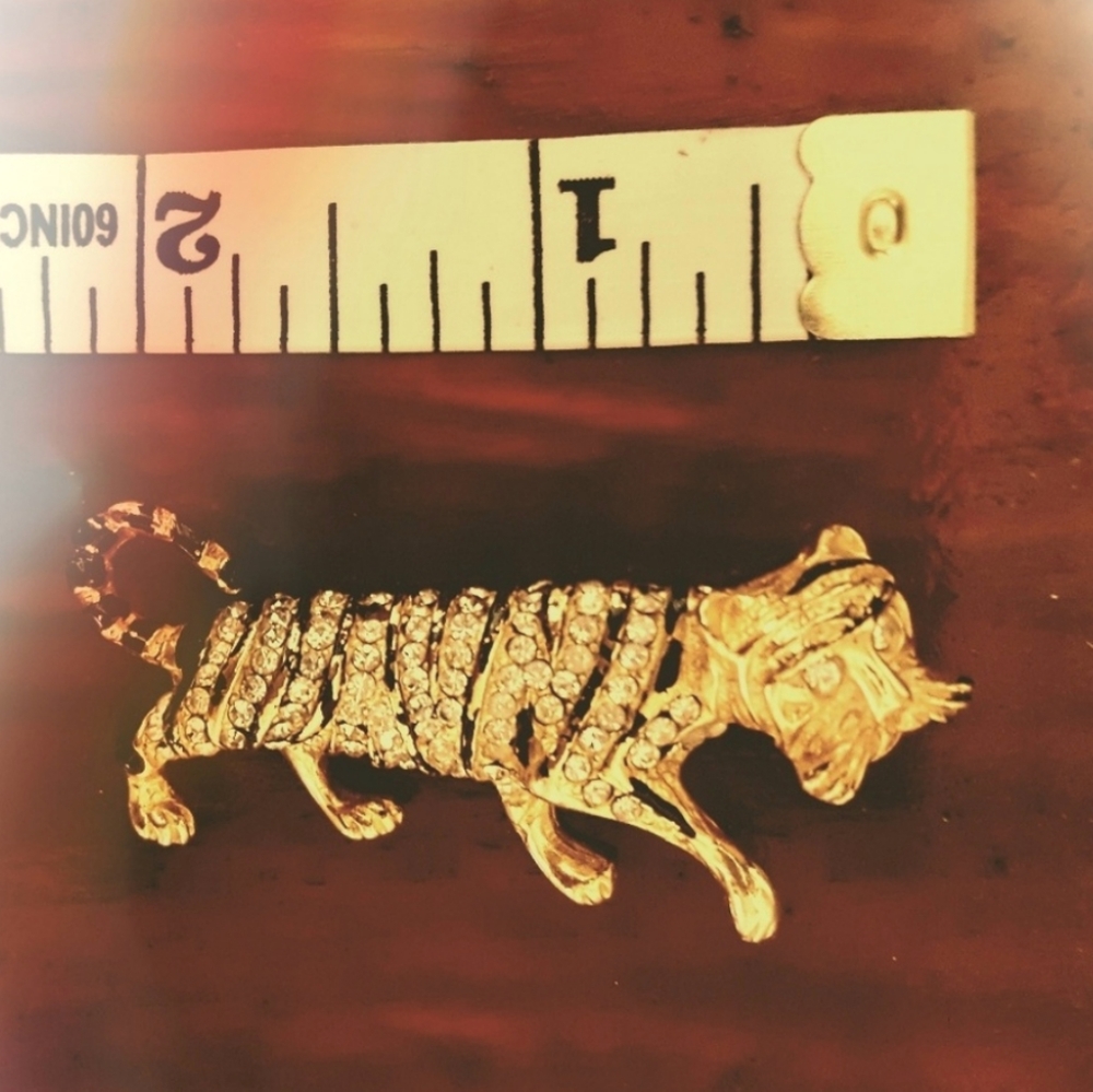Vintage Tiger broach with rhinestones
